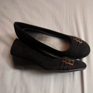 Like new black wedges